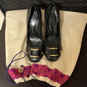 Gorgeous Tory Burch black patent leather heels